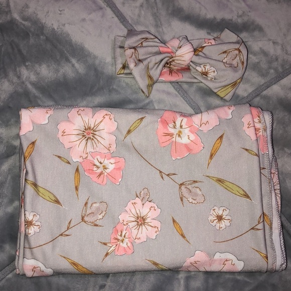 Swaddle blanket with matching bows. - Picture 3 of 3